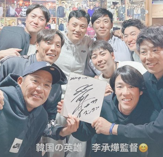 이승엽 두산 베어스 감독이 일본 미야자키 스프링캠프 휴식일에 요미우리 자이언츠 시절 동료들과 함께한 모습. 사진 스즈키 다카히로 코치 SNS