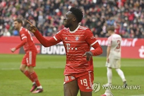 디 아슬레틱은 27일 알폰소 데이비스가 레알 마드리드와 2024년 혹은 2025년 여름에 합류하는 방안을 두고 구두 합의를 마쳤다고 전했다. 바이에른 뮌헨 핵심 선수인 데이비스는 이적을 추진하면서 김민재와 1년 만에 이별할 가능성이 높아졌다. 연합뉴스