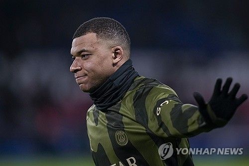 디 아슬레틱은 27일 알폰소 데이비스가 레알 마드리드와 2024년 혹은 2025년 여름에 합류하는 방안을 두고 구두 합의를 마쳤다고 전했다. 바이에른 뮌헨 핵심 선수인 데이비스는 이적을 추진하면서 김민재와 1년 만에 이별할 가능성이 높아졌다. 연합뉴스