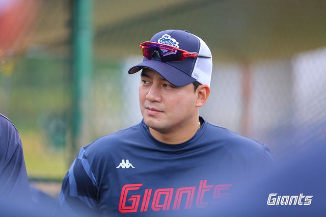 롯데 자이언츠 베테랑 좌완 임준섭이 25일 일본 오키나와 이토만의 니시자키 야구장에서 열린 지바롯데와의 교류전에서 1이닝 1탈삼진 무실점으로 호투했다. 사진 롯데 자이언츠