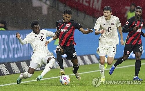 디 아슬레틱은 27일 알폰소 데이비스가 레알 마드리드와 2024년 혹은 2025년 여름에 합류하는 방안을 두고 구두 합의를 마쳤다고 전했다. 바이에른 뮌헨 핵심 선수인 데이비스는 이적을 추진하면서 김민재와 1년 만에 이별할 가능성이 높아졌다. 연합뉴스