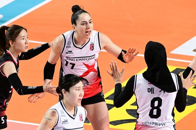 고희진 감독이 이끄는 정관장은 27일 김천실내체육관에서 열린 도드람 2023-2024 V-리그 여자부 6라운드 한국도로공사와의 원정경기에서 세트스코어 3-1로 승리했다. 외국인 선수 지아가 올 시즌 개인 최다인 31득점으로 팀 승리에 기여했다. KOVO 제공