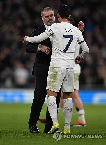 사우디아라비아의 줄기찬 관심에도 손흥민은 오직 토트넘 홋스퍼만 생각하고 있다. 27일 영국 풋볼인사이더에 따르면 토트넘도 손흥민과 재게약을 준비 중인 것으로 전해졌다. 연합뉴스