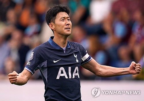 사우디아라비아의 줄기찬 관심에도 손흥민은 오직 토트넘 홋스퍼만 생각하고 있다. 27일 영국 풋볼인사이더에 따르면 토트넘도 손흥민과 재게약을 준비 중인 것으로 전해졌다. 연합뉴스