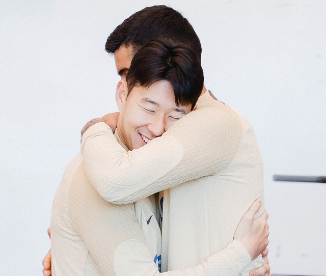 사우디아라비아의 줄기찬 관심에도 손흥민은 오직 토트넘 홋스퍼만 생각하고 있다. 27일 영국 풋볼인사이더에 따르면 토트넘도 손흥민과 재게약을 준비 중인 것으로 전해졌다. 토트넘