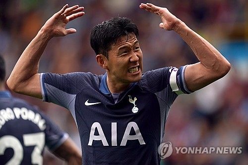 사우디아라비아의 줄기찬 관심에도 손흥민은 오직 토트넘 홋스퍼만 생각하고 있다. 27일 영국 풋볼인사이더에 따르면 토트넘도 손흥민과 재게약을 준비 중인 것으로 전해졌다. 연합뉴스