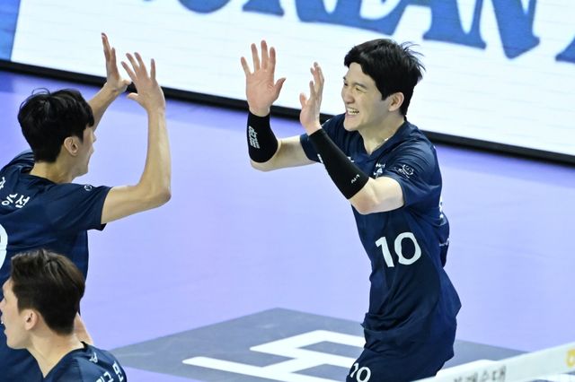 토미 틸리카이넨 감독이 이끄는 대한항공은 27일 인천 계양체육관에서 열린 도드람 2023-2024 V-리그 남자부 6라운드 한국전력과의 홈경기에서 세트스코어 3-0으로 승리하면서 승점 3점을 획득했다. 득점 이후 환호하는 정지석. KOVO 제공