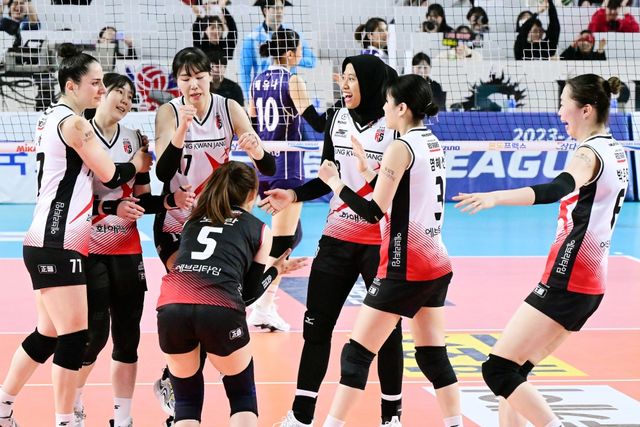 고희진 감독이 이끄는 정관장은 27일 김천실내체육관에서 열린 도드람 2023-2024 V-리그 여자부 6라운드 한국도로공사와의 원정경기에서 세트스코어 3-1로 승리했다. KOVO 제공