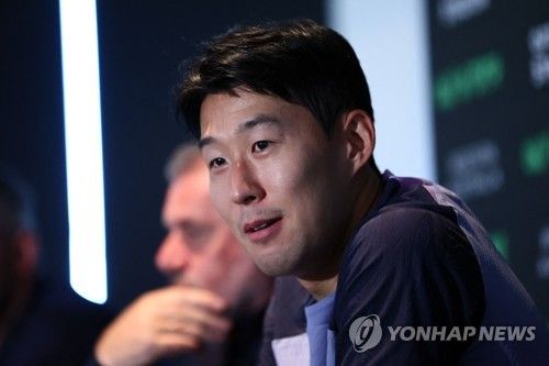 사우디아라비아의 줄기찬 관심에도 손흥민은 오직 토트넘 홋스퍼만 생각하고 있다. 27일 영국 풋볼인사이더에 따르면 토트넘도 손흥민과 재게약을 준비 중인 것으로 전해졌다. 연합뉴스