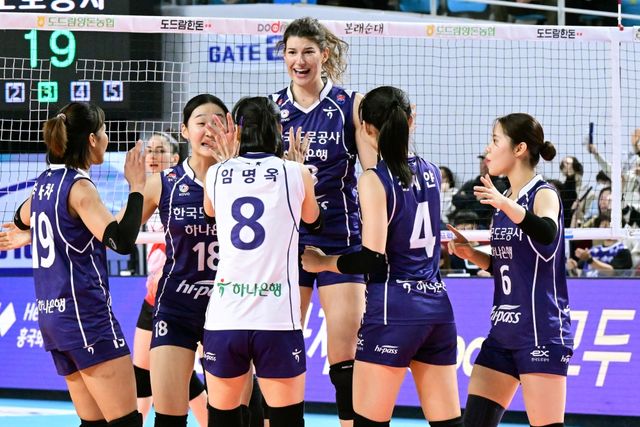 김종민 감독이 이끄는 한국도로공사는 27일 김천실내체육관에서 열린 도드람 2023-2024 V-리그 여자부 6라운드 정관장과의 홈경기에서 세트스코어 1-3으로 패배했다. 도로공사 부키리치가 득점 이후 환호하는 모습. KOVO 제공