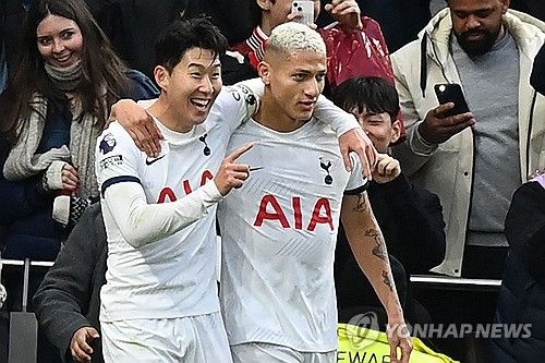 사우디아라비아의 줄기찬 관심에도 손흥민은 오직 토트넘 홋스퍼만 생각하고 있다. 27일 영국 풋볼인사이더에 따르면 토트넘도 손흥민과 재게약을 준비 중인 것으로 전해졌다. 연합뉴스