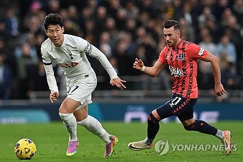 사우디아라비아의 줄기찬 관심에도 손흥민은 오직 토트넘 홋스퍼만 생각하고 있다. 27일 영국 풋볼인사이더에 따르면 토트넘도 손흥민과 재게약을 준비 중인 것으로 전해졌다. 연합뉴스