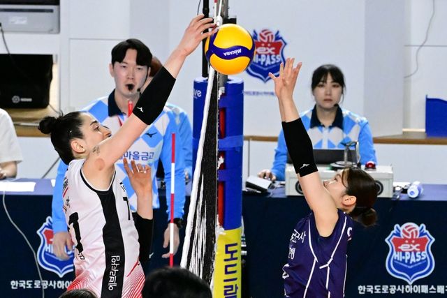 고희진 감독이 이끄는 정관장은 27일 김천실내체육관에서 열린 도드람 2023-2024 V-리그 여자부 6라운드 한국도로공사와의 원정경기에서 세트스코어 3-1로 승리했다. 정관장 지아와 도로공사 이윤정이 볼 경합을 벌이는 모습. KOVO 제공