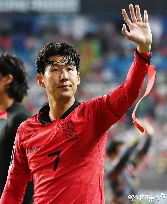 사우디아라비아의 줄기찬 관심에도 손흥민은 오직 토트넘 홋스퍼만 생각하고 있다. 27일 영국 풋볼인사이더에 따르면 토트넘도 손흥민과 재게약을 준비 중인 것으로 전해졌다. 엑스포츠뉴스DB