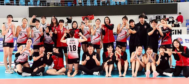 고희진 감독이 이끄는 정관장은 27일 김천실내체육관에서 열린 도드람 2023-2024 V-리그 여자부 6라운드 한국도로공사와의 원정경기에서 세트스코어 3-1로 승리했다. 경기 이후 기념촬영을 하고 있는 정관장 선수들. KOVO 제공