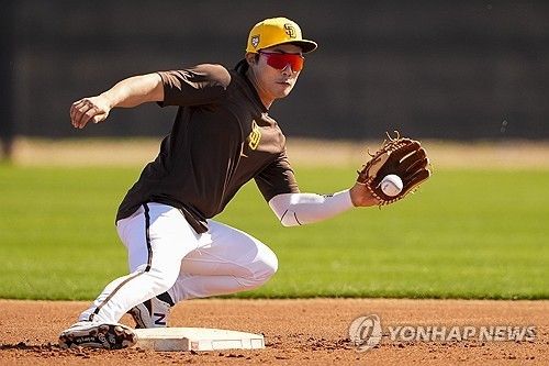 미국 메이저리그 샌디에이고 파드리스의 김하성이 시범경기 3경기 연속 멀티 출루를 기록했다. 김하성은 올 시즌 종료 후 FA 자격을 취득한다. 미국 언론에서는 1700억원 이상의 초대형 대박 계약이 가능할 것으로 내다보고 있다. 사진 연합뉴스