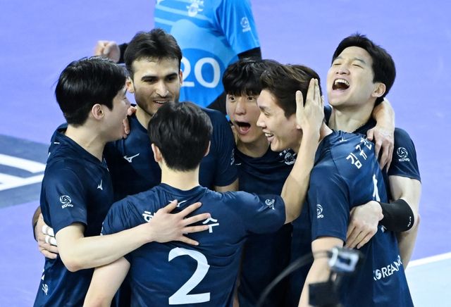 토미 틸리카이넨 감독이 이끄는 대한항공은 27일 인천 계양체육관에서 열린 도드람 2023-2024 V-리그 남자부 6라운드 한국전력과의 홈경기에서 세트스코어 3-0으로 승리하면서 승점 3점을 획득했다. KOVO 제공