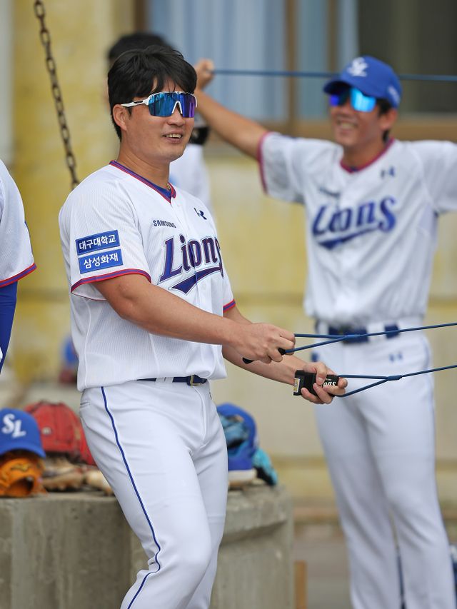 삼성 라이온즈 우완 마무리투수 오승환이 일본 오키나와 아카마 구장에서 몸을 풀며 미소 짓고 있다. 삼성 라이온즈 제공