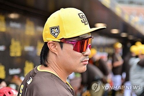 미국 메이저리그 샌디에이고 파드리스의 김하성이 시범경기 3경기 연속 멀티 출루를 기록했다. 김하성은 올 시즌 종료 후 FA 자격을 취득한다. 미국 언론에서는 1700억원 이상의 초대형 대박 계약이 가능할 것으로 내다보고 있다. 사진 연합뉴스