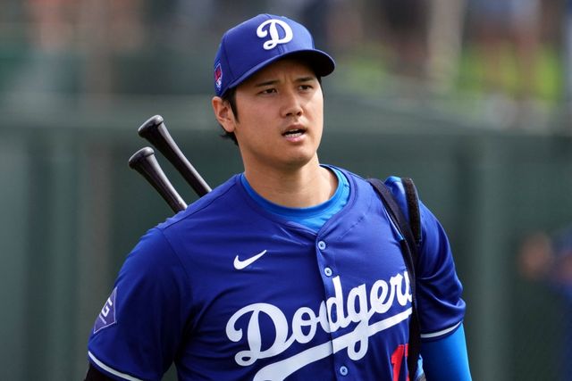 오타니는 28일 미국 애리조나주 캐멀백 랜치에서 열린 2024 미국프로야구 메이저리그 시카고 화이트삭스와의 시범경기에 2번 지명타자로 선발 출전, 3타수 1안타 1홈런 2타점을 기록했다. 오타니는 5회말 2사 2루 도미니크 레온과의 맞대결에서 풀카운트 승부를 벌였고, 레온의 6구를 밀어쳐 왼쪽 담장을 넘어가는 투런 아치를 그렸다. 오타니의 홈런이 터지자 관중석에서는 환호성이 터져나왔고, 오타니는 홈으로 들어온 뒤 환한 미소로 기쁨을 표현했다. USA투데이스포츠 연합뉴스