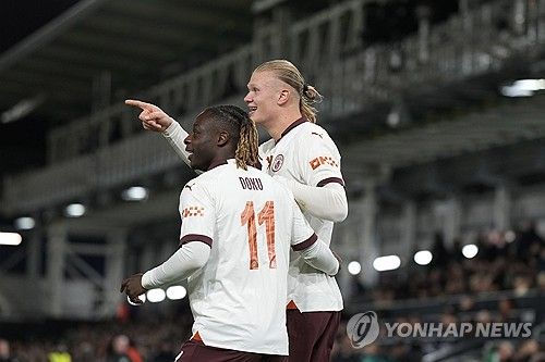 맨시티가 28일(한국시간) 잉글랜드 루턴에 있는 케닐워스 로드에서 열린 루턴 타운과의 2023-2024시즌 잉글랜드 에미레이츠 FA컵 16강 맞대결에서 홀란의 화력 쇼를 앞세워 6-2로 크게 이겼다.&nbsp;연합뉴스