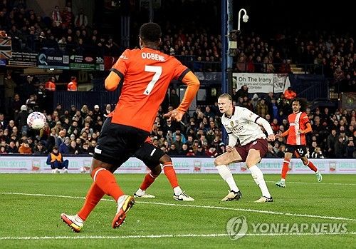 맨시티가 28일(한국시간) 잉글랜드 루턴에 있는 케닐워스 로드에서 열린 루턴 타운과의 2023-2024시즌 잉글랜드 에미레이츠 FA컵 16강 맞대결에서 홀란의 화력 쇼를 앞세워 6-2로 크게 이겼다.&nbsp;연합뉴스