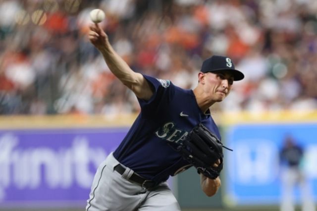 샌프란시스코 자이언츠 이정후가 28일 미국프로야구 메이저리그 시범경기 시애틀 매리너스와의 홈경기에 1번타자 겸 중견수로 선발 출전, 3타수 1안타 1득점을 기록했다. 1회말 올스타 출신 시애틀 선발투수 조지 커비를 상대로 볼카운트 0-2에서 우전 안타를 때려낸 데 이어 득점까지 올리면서 자신의 존재감을 나타냈다. 이후 두 타석을 더 소화한 이정후는 5회초 수비에 앞서 타일러 피츠제랄드에게 중견수 자리를 내주면서 자신의 임무를 마쳤다. 이날 시애틀 선발투수였던 조지 커비의 지난해 투구 모습. EPA 연합뉴스