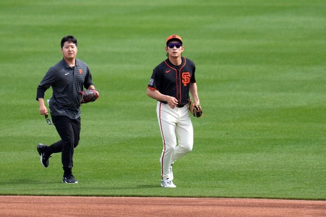 샌프란시스코 자이언츠 이정후가 28일 미국프로야구 메이저리그 시범경기 시애틀 매리너스와의 홈경기에 1번타자 겸 중견수로 선발 출전, 3타수 1안타 1득점을 기록했다. 1회말 올스타 출신 시애틀 선발투수 조지 커비를 상대로 볼카운트 0-2에서 우전 안타를 때려낸 데 이어 득점까지 올리면서 자신의 존재감을 나타냈다. 이후 두 타석을 더 소화한 이정후는 5회초 수비에 앞서 타일러 피츠제랄드에게 중견수 자리를 내주면서 자신의 임무를 마쳤다. AP 연합뉴스