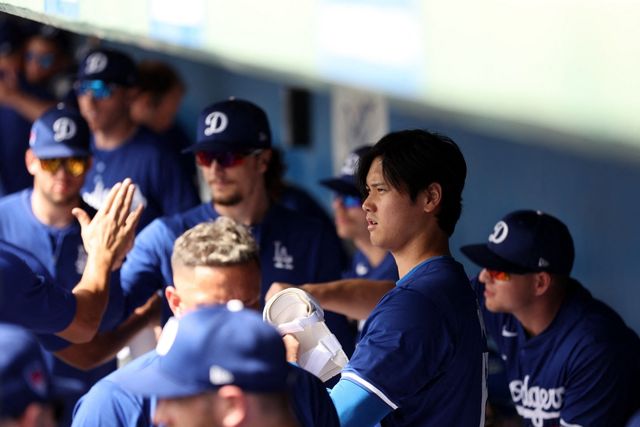 오타니는 28일 미국 애리조나주 캐멀백 랜치에서 열린 2024 미국프로야구 메이저리그 시카고 화이트삭스와의 시범경기에 2번 지명타자로 선발 출전, 3타수 1안타 1홈런 2타점을 기록했다. 오타니는 5회말 2사 2루 도미니크 레온과의 맞대결에서 풀카운트 승부를 벌였고, 레온의 6구를 밀어쳐 왼쪽 담장을 넘어가는 투런 아치를 그렸다. 오타니의 홈런이 터지자 관중석에서는 환호성이 터져나왔고, 오타니는 홈으로 들어온 뒤 환한 미소로 기쁨을 표현했다. AFP 연합뉴스