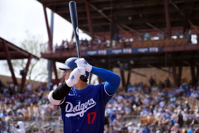 오타니는 28일 미국 애리조나주 캐멀백 랜치에서 열린 2024 미국프로야구 메이저리그 시카고 화이트삭스와의 시범경기에 2번 지명타자로 선발 출전, 3타수 1안타 1홈런 2타점을 기록했다. 오타니는 5회말 2사 2루 도미니크 레온과의 맞대결에서 풀카운트 승부를 벌였고, 레온의 6구를 밀어쳐 왼쪽 담장을 넘어가는 투런 아치를 그렸다. 오타니의 홈런이 터지자 관중석에서는 환호성이 터져나왔고, 오타니는 홈으로 들어온 뒤 환한 미소로 기쁨을 표현했다. USA투데이스포츠 연합뉴스