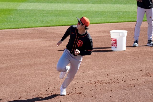 샌프란시스코 자이언츠 이정후가 28일 미국프로야구 메이저리그 시범경기 시애틀 매리너스와의 홈경기에 1번타자 겸 중견수로 선발 출전, 3타수 1안타 1득점을 기록했다. 1회말 올스타 출신 시애틀 선발투수 조지 커비를 상대로 볼카운트 0-2에서 우전 안타를 때려낸 데 이어 득점까지 올리면서 자신의 존재감을 나타냈다. 이후 두 타석을 더 소화한 이정후는 5회초 수비에 앞서 타일러 피츠제랄드에게 중견수 자리를 내주면서 자신의 임무를 마쳤다. AP 연합뉴스