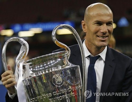 영국 맨체스터 이브닝 뉴스는 27일 맨체스터 유나이티드 공동 구단주 짐 랫클리프가 에릭 턴 하흐와 결별할 경우 새로운 사령탑으로 지네딘 지단 선임을 꿈꾸고 있다고 보도했다. 연합뉴스