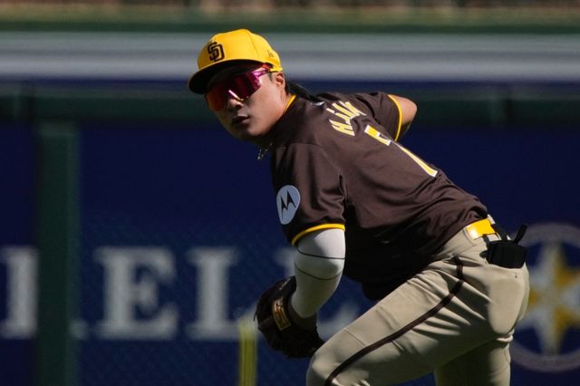 미국 메이저리그 샌디에이고 파드리스의 김하성이 시범경기 4경기 연속 멀티 출루를 기록했다. 김하성은 올 시즌 종료 후 FA 자격을 취득한다. 미국 언론에서는 1700억원 이상의 초대형 대박 계약이 가능할 것으로 내다보고 있다. USA투데이스포츠, 연합뉴스