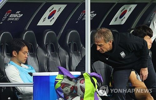 6일 카타르 알라이얀 아흐마드 빈 알리 스타디움 열린 2023 아시아축구연맹 아시안컵 4강전 한국과 요르단 경기가 끝난 뒤 위르겐 클린스만 감독이 김진수를 위로하고 있다. 연합뉴스