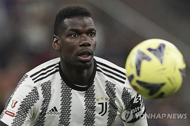 프랑스 축구 스타 폴 포그바가 29일 도핑 양성 혐의에 따른 자격정지 4년 징계가 확정됐다. 포그바는 즉각 성명서를 내고 결백을 주장하면서 스포츠중재재판소에 항소할 뜻을 드러냈다. 연합뉴스