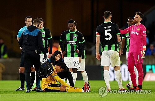 울버햄프턴을 이끄는 개리 오닐 감독이 29일 브라이턴 앤드 호브 앨비언과의 경기 후 기자회견에서 황희찬의 부상이 심각하지 않다고 말했다.&nbsp;황희찬은 햄스트링을 중심으로 코로나 포함 8년간 18번 다쳤다. 연합뉴스