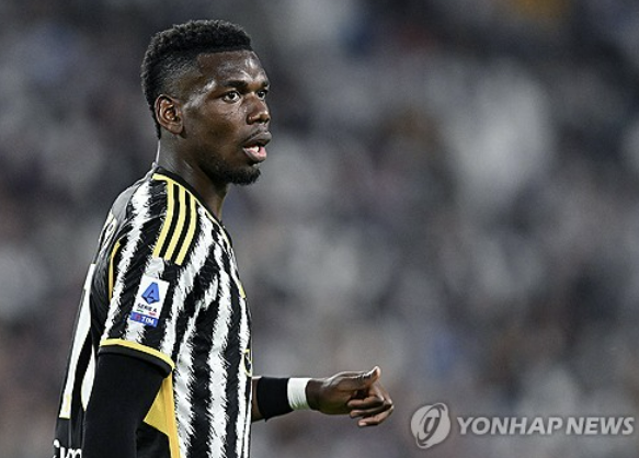 프랑스 축구 스타 폴 포그바가 29일 도핑 양성 혐의에 따른 자격정지 4년 징계가 확정됐다. 포그바는 즉각 성명서를 내고 결백을 주장하면서 스포츠중재재판소에 항소할 뜻을 드러냈다. 연합뉴스