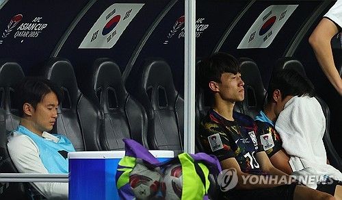 6일 카타르 알라이얀 아흐마드 빈 알리 스타디움 열린 2023 아시아축구연맹 아시안컵 4강전 한국과 요르단 경기가 끝난 뒤 김진수, 이재성, 박용우가 눈물을 글썽이고 있다. 연합뉴스