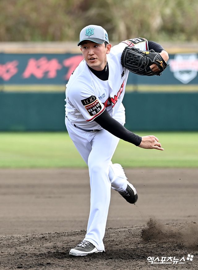 KT 위즈 투수 조장인 선발투수 고영표가 지난 26일 투수진 전원에게 저녁을 대접했다. 200만원가량 계산했다. 고영표의 투구 모습. 오키나와(일본), 고아라 기자