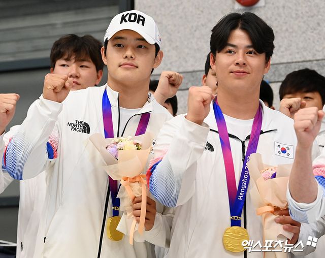 한화 이글스가 2024 스프링캠프를 위해 1월 30일 오전 인천국제공항을 통해 호주 멜버른으로 출국했다. 한화 김서현, 황준서, 문동주가 포즈를 취하고 있다. 엑스포츠뉴스DB.