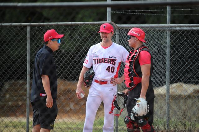 3일 호주 캔버라 나라분다 볼파크에서 진행된 KIA 타이거즈 스프링캠프, 불펜피칭을 마친 KIA 외국인 투수 네일이 김태군과 얘기를 나누고 있다. KIA 타이거즈 제공