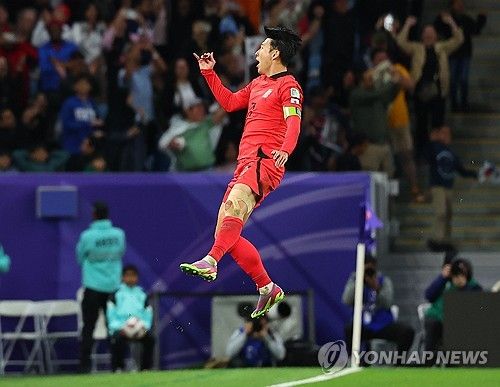 위르겐 클린스만 감독이 이끄는 대한민국 축구대표팀은 3일 호주와의 2023 AFC 카타르 아시안컵 8강전에서 연장 혈투 끝에 승리하며 4강에 진출했다. 이날 선발 출전해 120분 풀타임을 소화한 손흥민은 9년 전 2015 AFC 호주 아시안컵 결승전에서 호주에 당한 패배 복수에 성공했다. 하지만 손흥민은 복수가 아닌 축구의 일부라고 말했다. 사진 연합뉴스