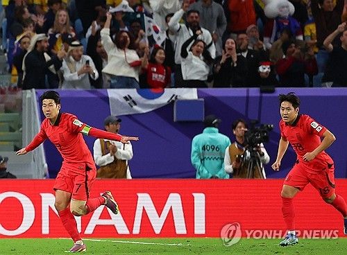 위르겐 클린스만 감독이 이끄는 대한민국 축구대표팀은 3일 호주와의 2023 AFC 카타르 아시안컵 8강전에서 연장 혈투 끝에 승리하며 4강에 진출했다. 이날 선발 출전해 120분 풀타임을 소화한 손흥민은 9년 전 2015 AFC 호주 아시안컵 결승전에서 호주에 당한 패배 복수에 성공했다. 하지만 손흥민은 복수가 아닌 축구의 일부라고 말했다. 사진 연합뉴스