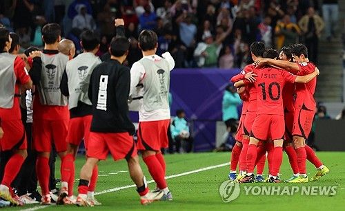 위르겐 클린스만 감독이 이끄는 대한민국 축구대표팀은 3일 호주와의 2023 AFC 카타르 아시안컵 8강전에서 연장 혈투 끝에 승리하며 4강에 진출했다. 이날 선발 출전해 120분 풀타임을 소화한 손흥민은 9년 전 2015 AFC 호주 아시안컵 결승전에서 호주에 당한 패배 복수에 성공했다. 하지만 손흥민은 복수가 아닌 축구의 일부라고 말했다. 사진 연합뉴스