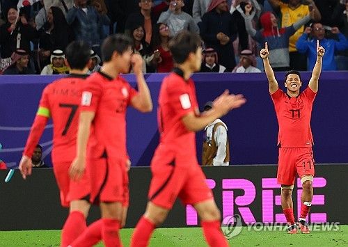 위르겐 클린스만 감독이 이끄는 대한민국 축구대표팀은 3일 호주와의 2023 AFC 카타르 아시안컵 8강전에서 연장 혈투 끝에 승리하며 4강에 진출했다. 이날 선발 출전해 120분 풀타임을 소화한 손흥민은 9년 전 2015 AFC 호주 아시안컵 결승전에서 호주에 당한 패배 복수에 성공했다. 경기를 연장전으로 끌고간 황희찬의 페널티킥 득점. 사진 연합뉴스