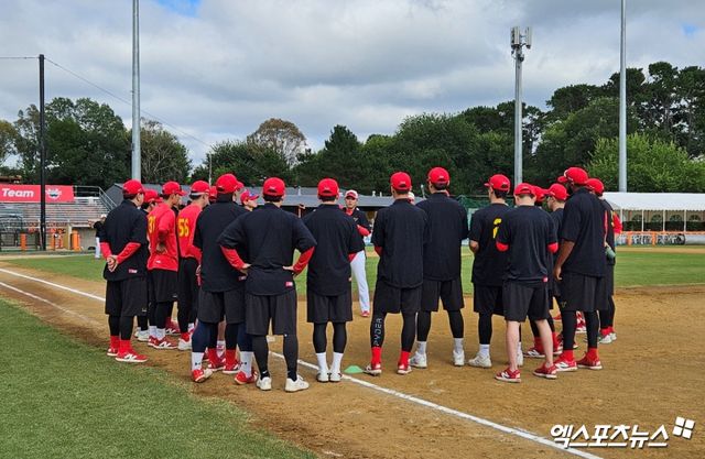 3일 오전 호주 캔버라 나라분다 볼파크에서 진행된 KIA 타이거즈 스프링캠프, 조재영 주루코치와 선수들이 이야기를 나누고 있다. 캔버라, 유준상 기자