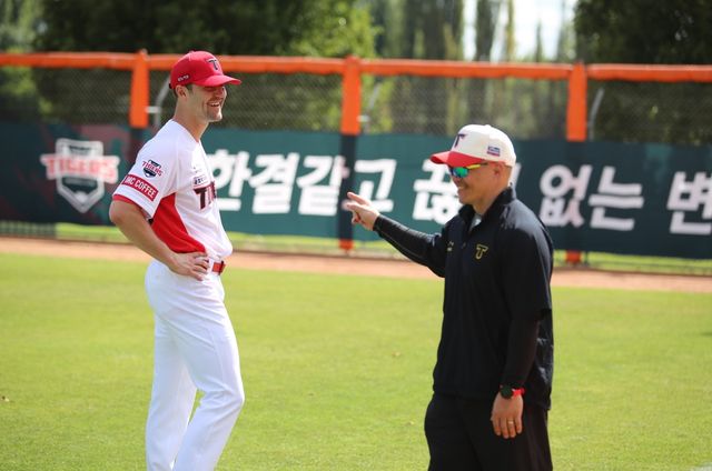 3일 호주 캔버라 나라분다 볼파크에서 진행된 KIA 타이거즈 스프링캠프, 불펜피칭을 마친 KIA 외국인 투수 네일이 박창민 코치와 대화하고 있다. KIA 타이거즈 제공