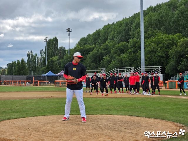 3일 오전 호주 캔버라 나라분다 볼파크에서 진행된 KIA 타이거즈 스프링캠프, KIA 선수들이 조재영 주루코치와 피치클락 대비 훈련을 하고 있다. 캔버라, 유준상 기자