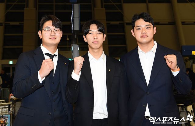 2023년 10월 8일 오후 2022 항저우 아시안게임에서 4연패를 달성한 야구대표팀이 인천국제공항으로 귀국했다. 야구대표팀 문동주, 노시환이 입국장을 나서 포토타임을 갖고 있다. 엑스포츠뉴스DB.