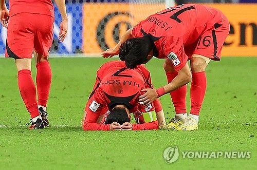 위르겐 클린스만 감독이 이끄는 대한민국 축구대표팀은 3일 호주와의 2023 AFC 카타르 아시안컵 8강전에서 연장 혈투 끝에 승리하며 4강에 진출했다. 이날 선발 출전해 120분 풀타임을 소화한 손흥민은 9년 전 2015 AFC 호주 아시안컵 결승전에서 호주에 당한 패배 복수에 성공했다. 하지만 손흥민은 복수가 아닌 축구의 일부라고 말했다. 사진 연합뉴스